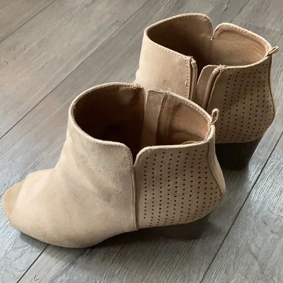 Old Navy Tan Peep Toe Zipper Close Block Heel Booties Size 9 Great Shape - Picture 5 of 8